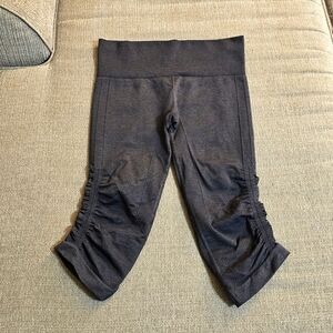 Lululemon Athletica Dark Gray Athletic Yoga Capri Leggings Size 6